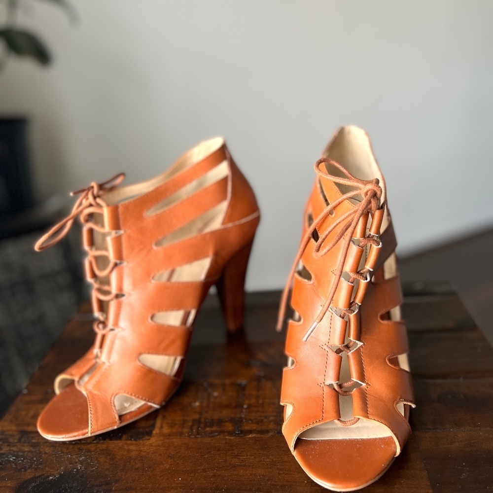 BCBGeneration Giles Leather Lace Up Bootie Heels Shoe brown Women's Size 10B/40 - Picture 2 of 7